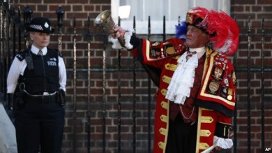 El anunciador real, Tony Appleton, hace sonar la campana y anuncia al público el nacimiento del Príncipe de Cambridge.