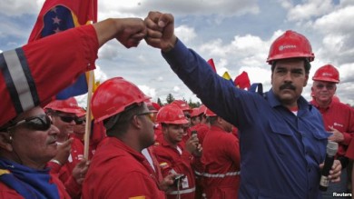 El presidente venezolano Nicolás Maduro (derecha) vista la franja de Orinoco, en el estado Monagas