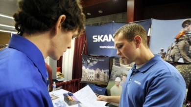 El reclutador de trabajadores de Skanska USA, Tony DeStefano, de Atlanta, Georgia, dialoga con el estudiante de último año de la Universidad de Virginia Tech, Chris Kervan de Richmond, Virginia, sobre oportunidades de empleo.