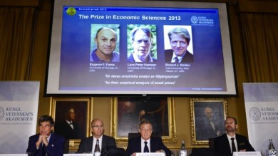El Comité del Nobel muestra la laminilla de los tres ganadores del Premio Nobel de Economía 2013, otorgado a tres estadounidenses.