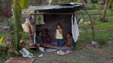 Niños en precaria situación en el área de Tacarigua, Venezuela
