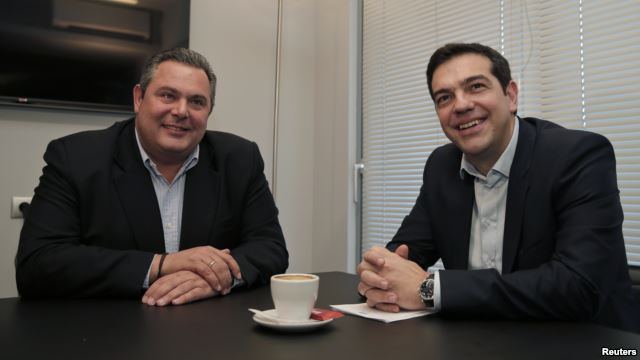 El líder del radical partido Syriza, Alexis Tsipras (derecha) se reune con el líder derechista Panos Kammenos en Atenas, del partido Anel. Ambos llegaron a un acurdo para gobernar.