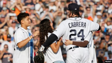 Miguel Cabrera, de los Tigres de Detroit, abraza a sus 3 hijos.